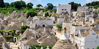 Chiêm ngưỡng vẻ đẹp cổ kính của thị trấn Alberobello khi du lịch Ý